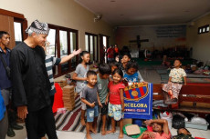Ganjar Datangi Pengungsi...