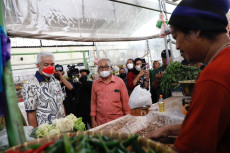 Ganjar Stabilkan Harga...