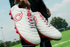 Tren Sepatu Sepak Bola...