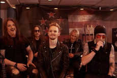 Skid Row Tantang Penggemar...