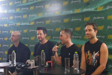 Chuck Comeau Ungkap...