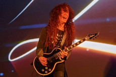 Marty Friedman Senang...