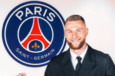 PSG Resmi Rekrut Milan...