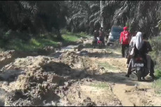 Jalan Rusak Parah, Ratusan...
