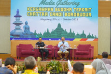 Pemasangan Chattra di...