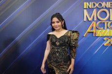 Prilly Latuconsina Tegang...
