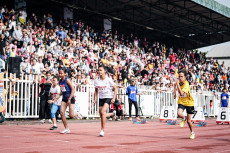 Pecah Rekor 100 Meter...
