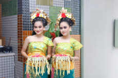 Identik dengan Bali,...