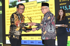 Semen Indonesia Tutup...