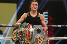 Katie Taylor Lepas Sabuk...