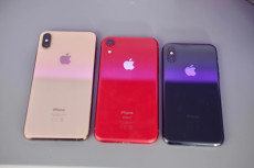 Perbedaan iPhone XR,...