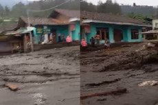 Banjir Bandang Terjang...