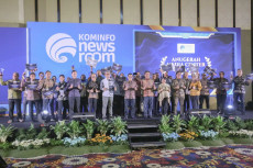 Kominfo Beri Penghargaan...