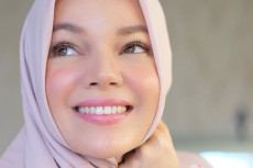 Profil Dewi Sandra,...