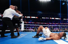 Derek Chisora Robohkan...