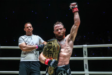 Jarred Brooks Raih Sabuk...