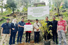 Salurkan 200 Bibit Durian,...