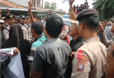 Jalan Rusak Tak Kunjung...