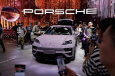 Porsche Rugi Hampir...