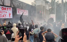 May Day Depan DPR, Sing...