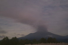 Gunung Raung Muntahkan...