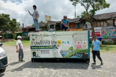 Perjuangan Petugas PLN...