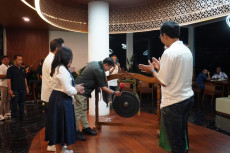 Di Antara Adat, Lagu,...