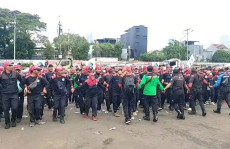 Buruh Demo di Depan...
