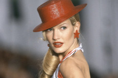 Siapa Karen Mulder?...