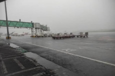 12 Penerbangan di Bandara...