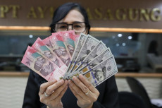 Rupiah Lagi-lagi Tembus...