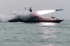 Iran Luncurkan Kapal...