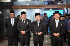 Mendagri Berikan Penghargaan...