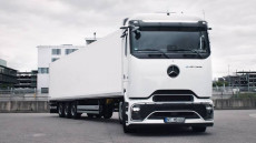 Mercedes-Benz Luncurkan...