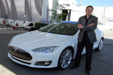 Elon Musk Triliuner...