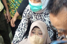 Dokter Tifa Pakai Kursi...