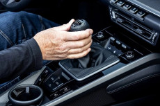 Mengemudikan Mobil Manual...