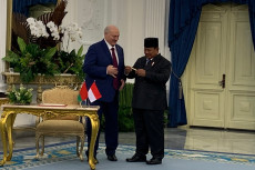 Prabowo Terima Pulpen...