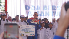 Komut Pertamina Salurkan...