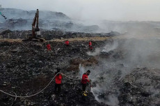 Kebakaran TPA Jatiwaringin...