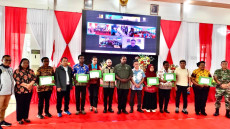 Puluhan Profesor dan...