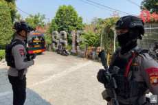 2 Jam Penyisiran, Polisi...