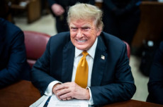 Trump Batal Pungut Biaya...