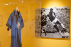 Jersey Bersejarah Pele...