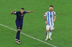 Messi Turun Takhta,...