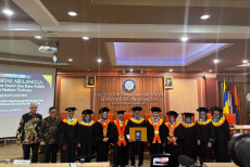 Raih Doktor di Unair,...