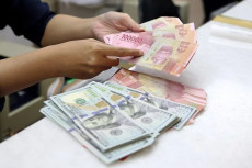 Rupiah Tertekan Sore...