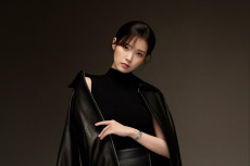 IU Tunda Konser dan...
