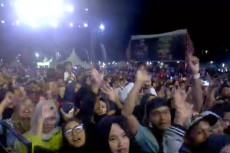 Ribuan Warga Padati...