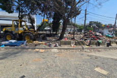 Tumpukan Sampah di Pinggir...